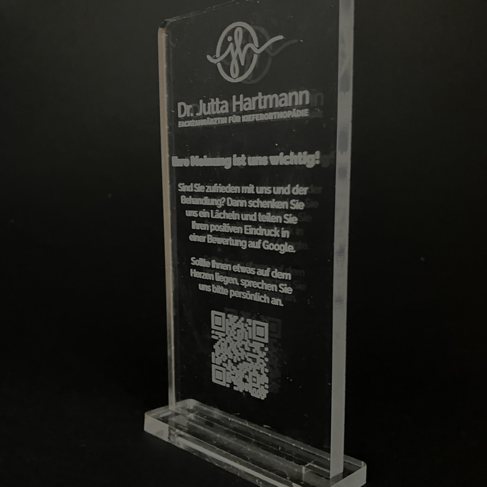 Acrylaufsteller mit Lasergravur für dein Empfehlungsmarketing